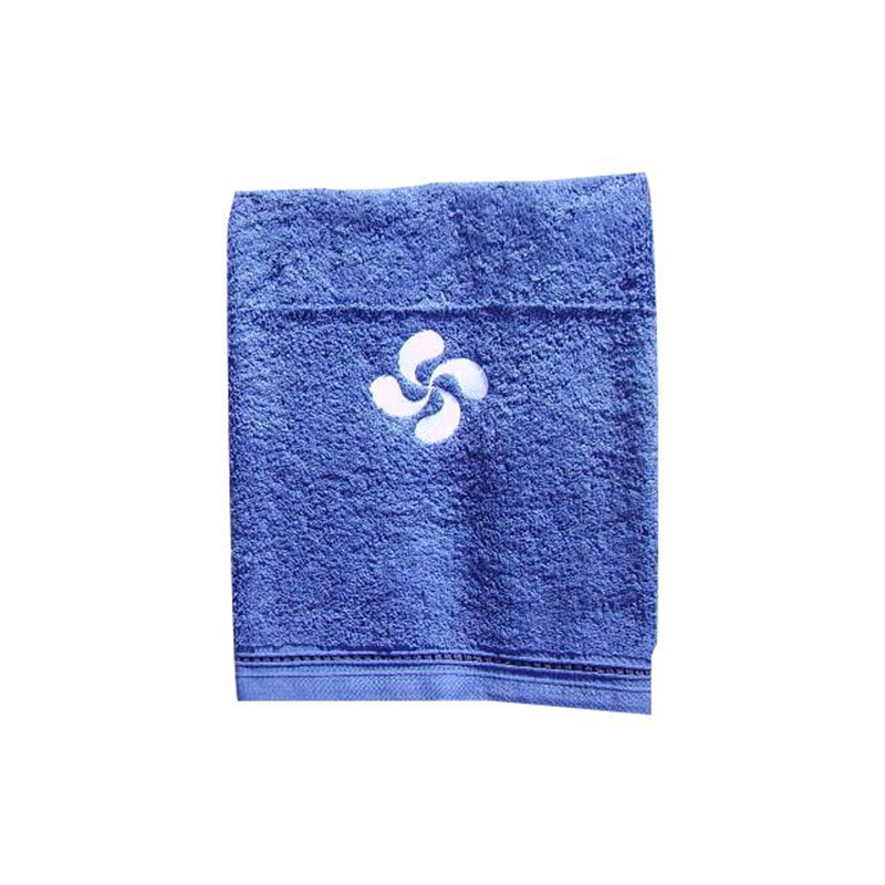 Serviette de toilette bleue avec une croix basque grise brodée