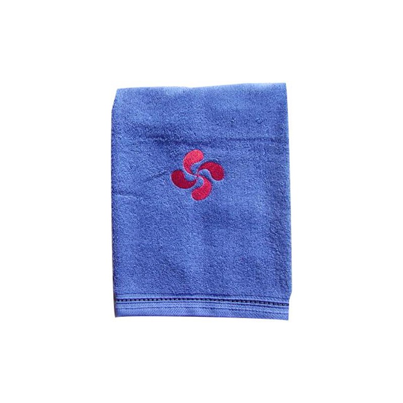 Serviette de toilette bleue avec la croix basque brodée