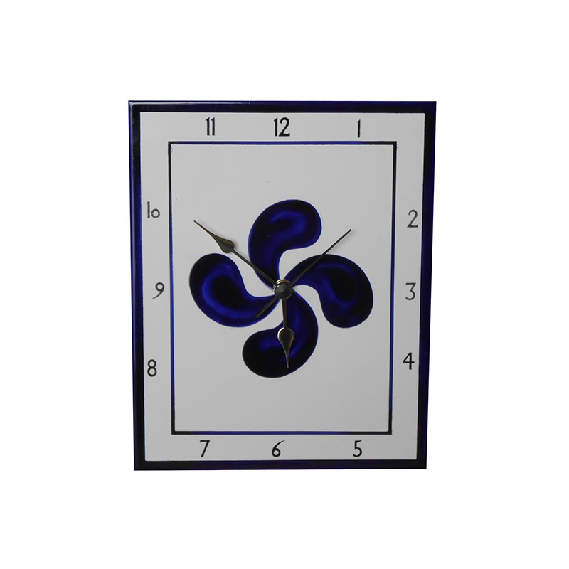 Horloge en faïence avec une croix basque bleue